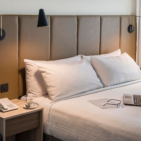 Crowne Plaza Lima By Ihg Hotel Exterior foto A guest room at the Hilton London Heathrow