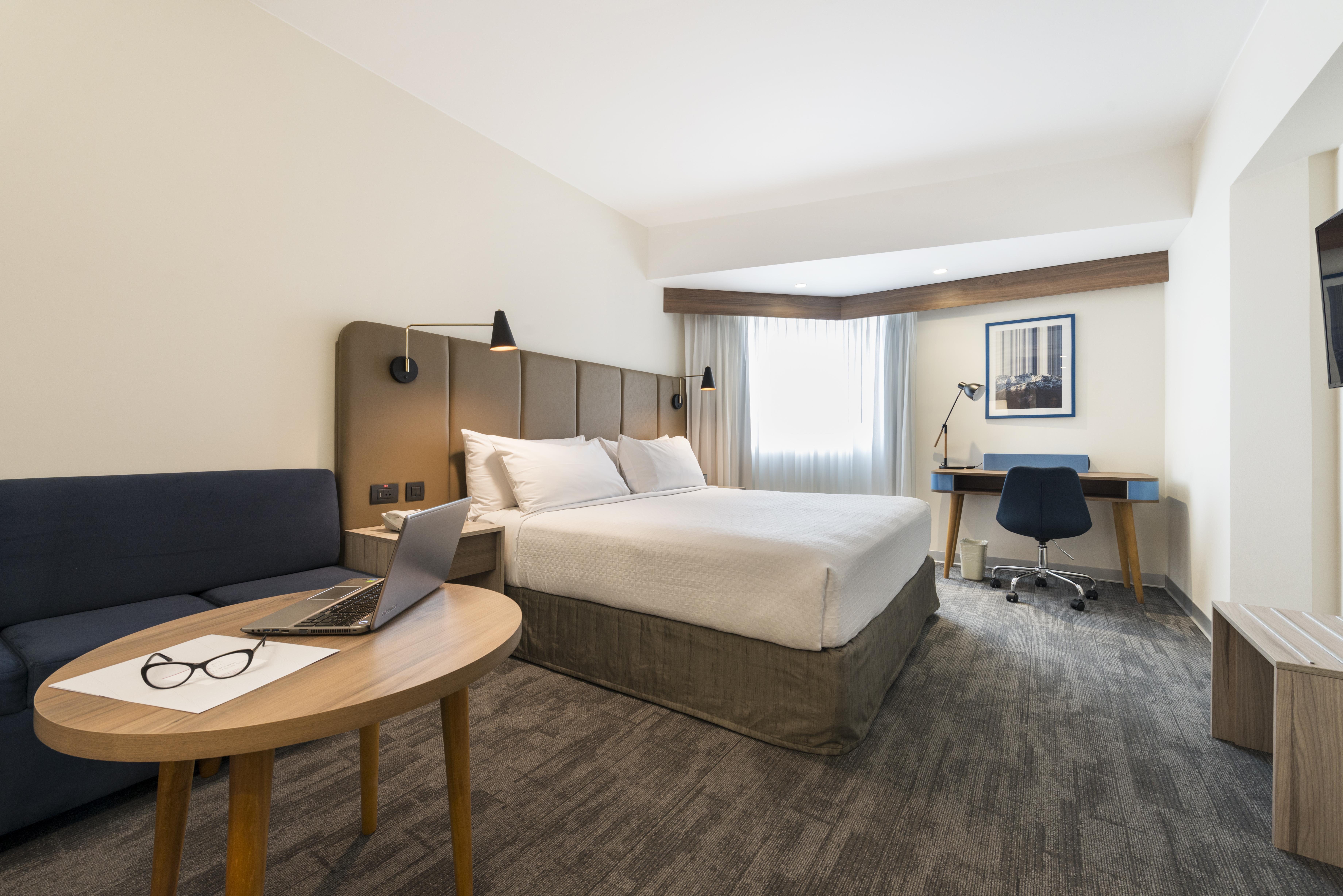 Crowne Plaza Lima By Ihg Hotel Exterior foto A typical room at the Holiday Inn Express London - Kensington