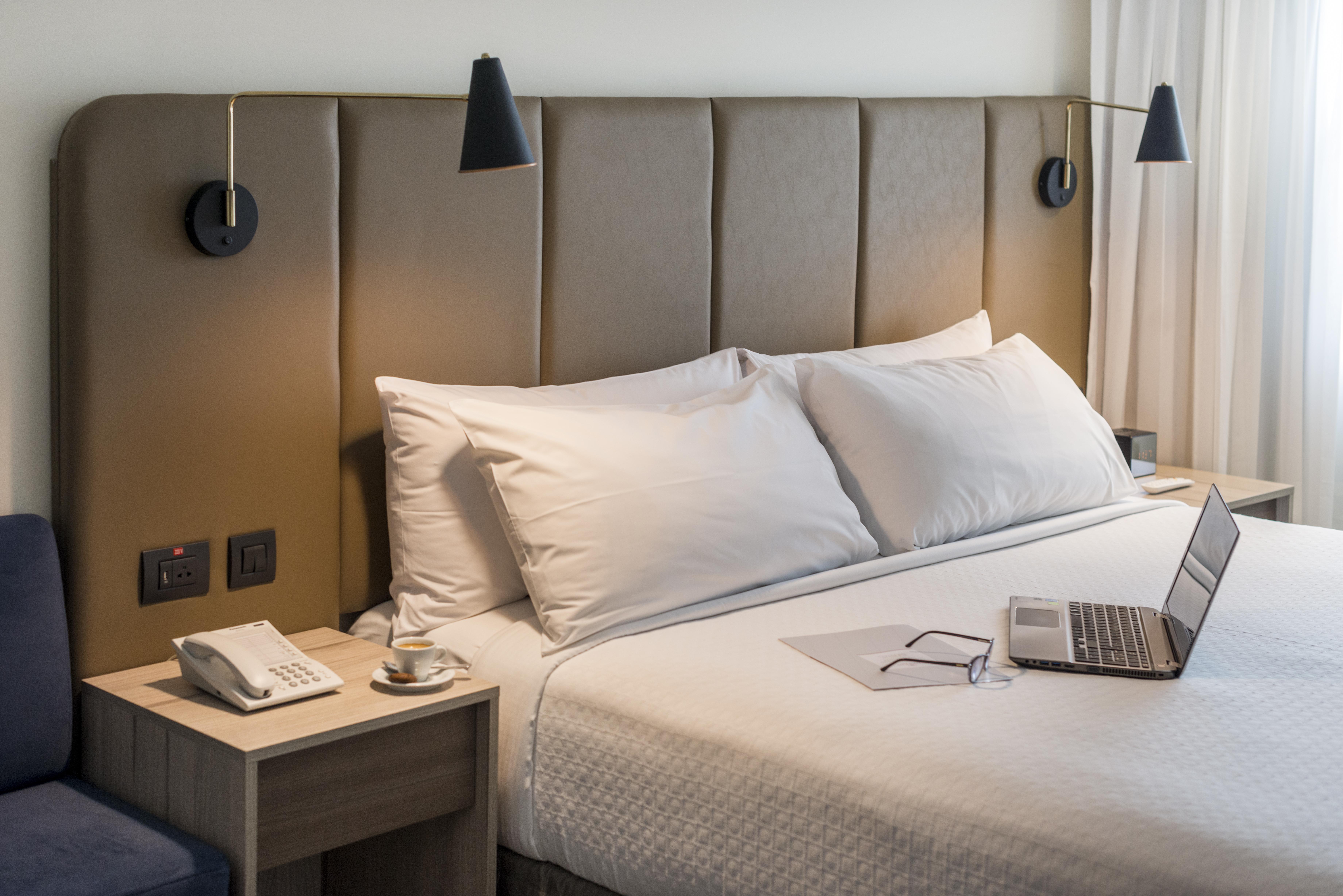 Crowne Plaza Lima By Ihg Hotel Exterior foto A guest room at the Hilton London Heathrow