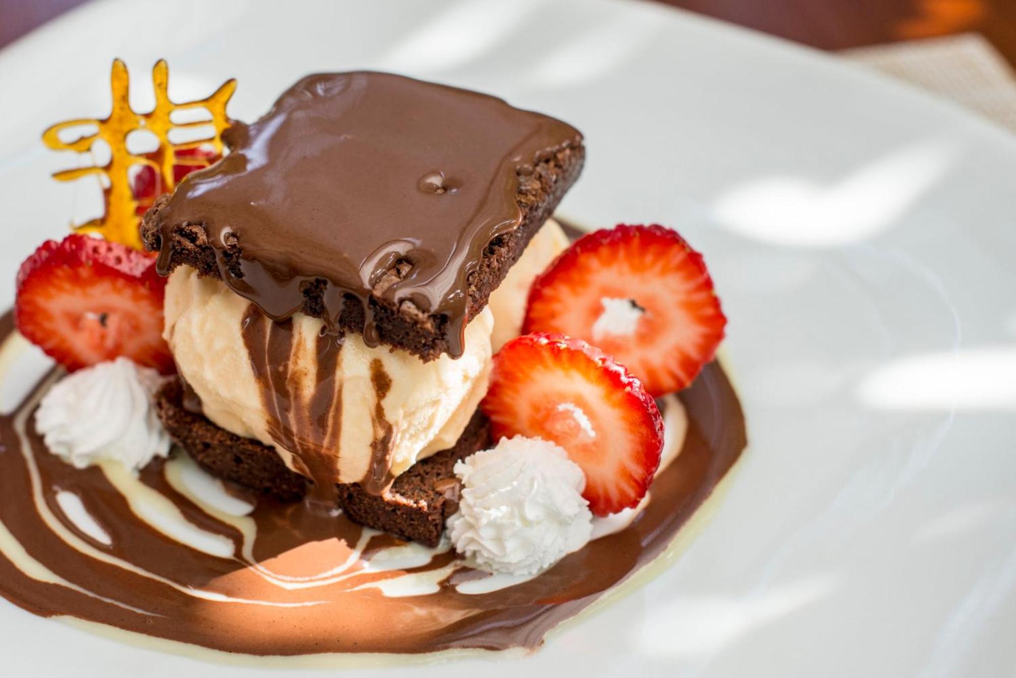 Crowne Plaza Lima By Ihg Hotel Exterior foto A brownie sundae