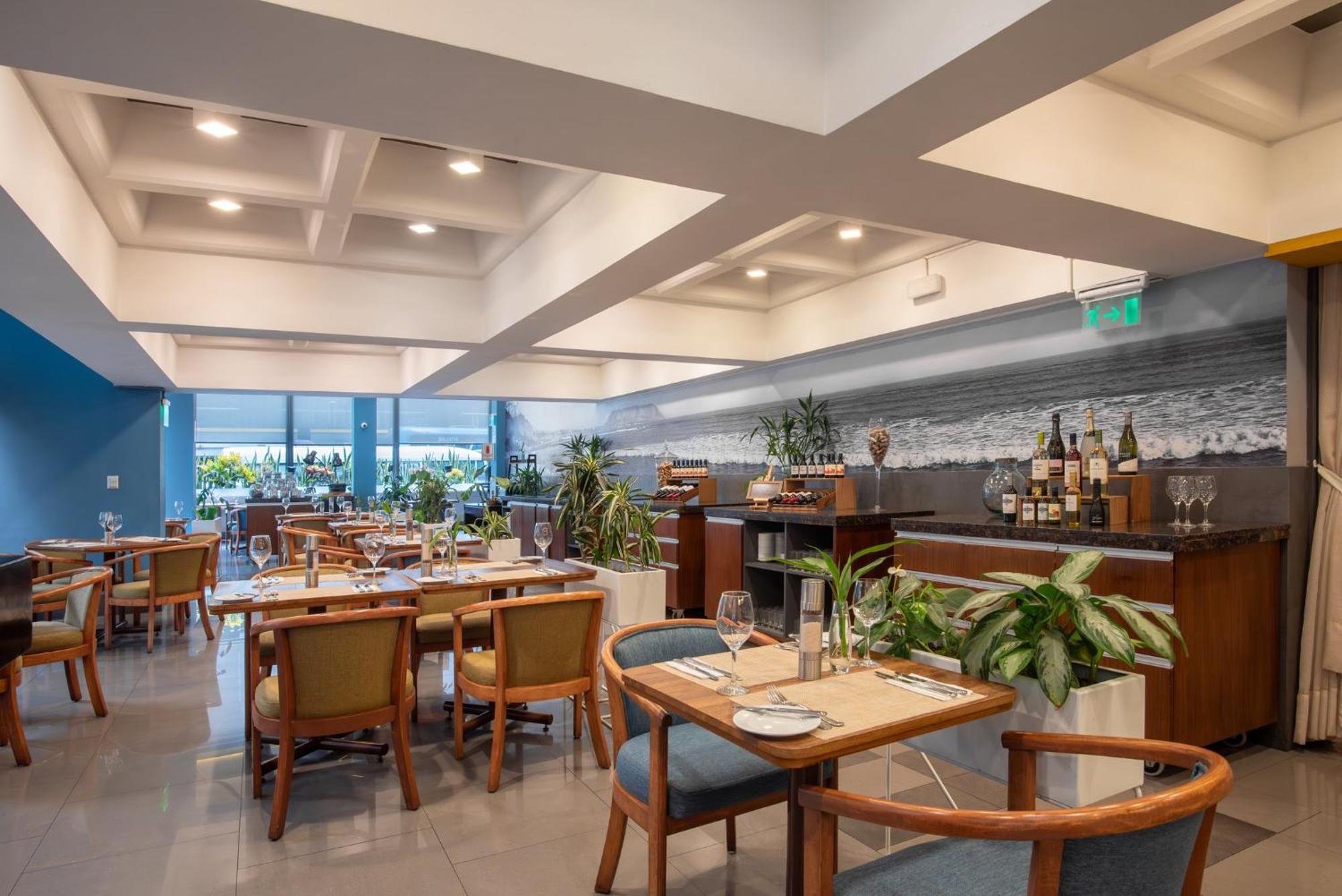 Crowne Plaza Lima By Ihg Hotel Exterior foto The dining room at the 1960s-era restaurant