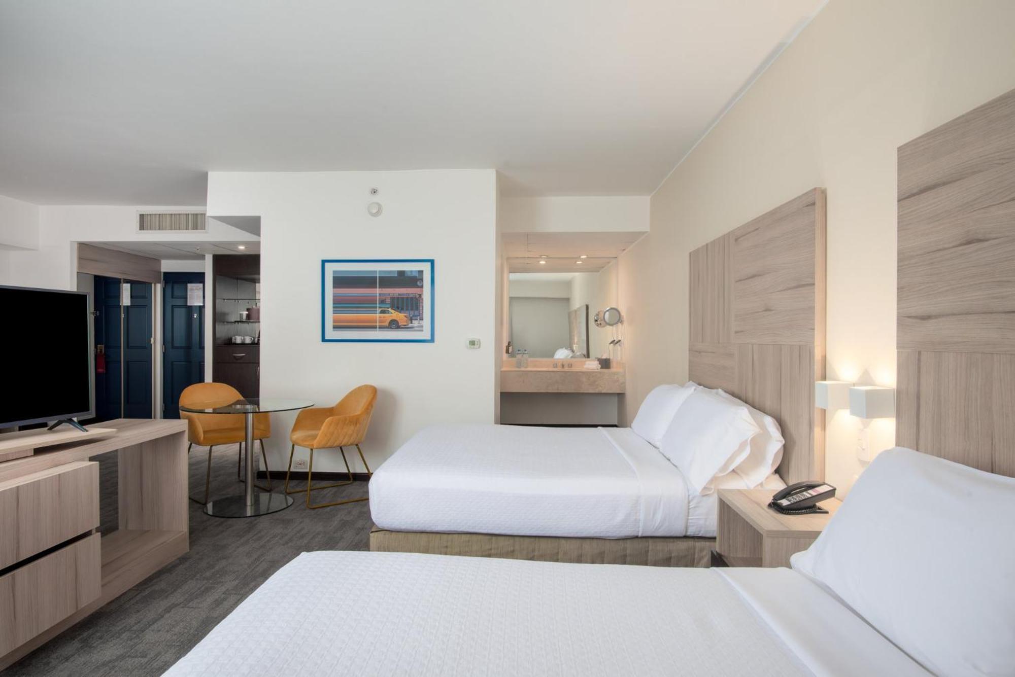 Crowne Plaza Lima By Ihg Hotel Exterior foto A typical room at the Hilton Garden Inn